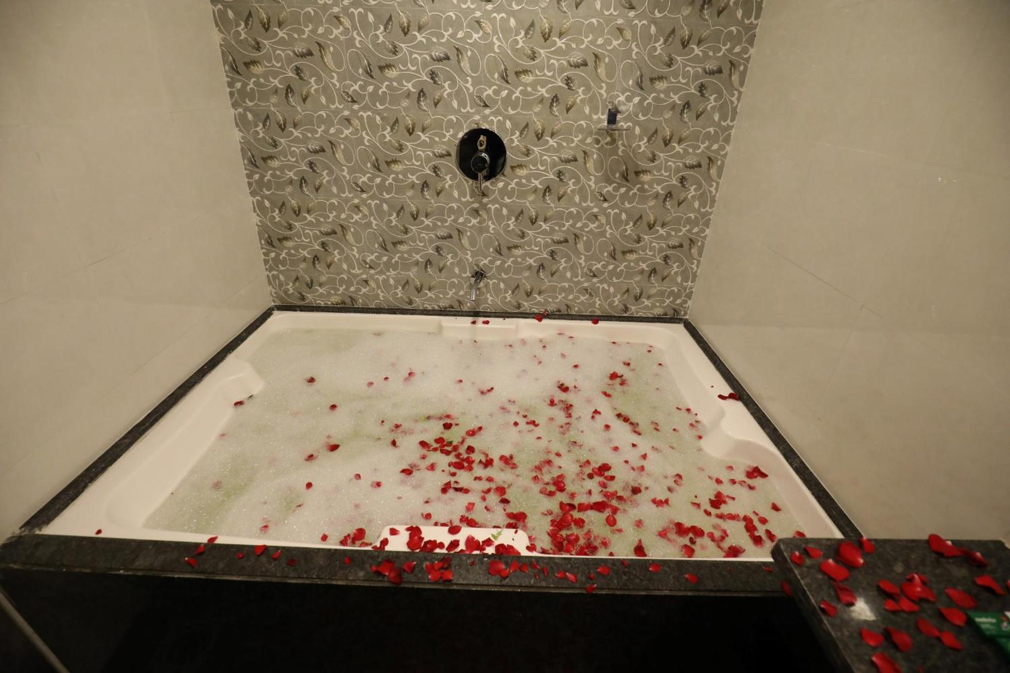 帝国大酒店 罗纳瓦拉 外观 照片